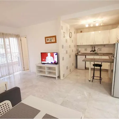 Dinastia B401 By Tenerife & Sales Los Cristianos (Tenerife)
