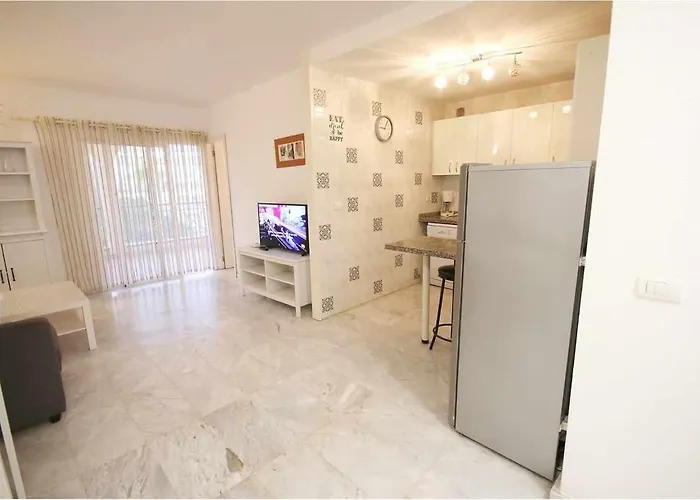 Dinastia B401 By Tenerife & Sales Los Cristianos (Tenerife)